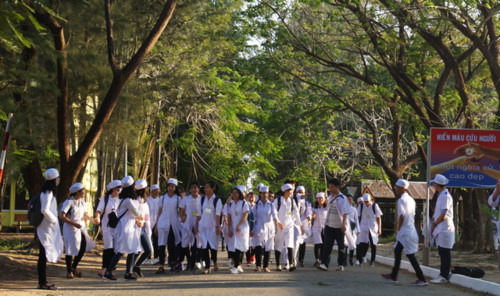 Các sinh viên Khoa Y - Dược tại khuôn viên xanh của trường