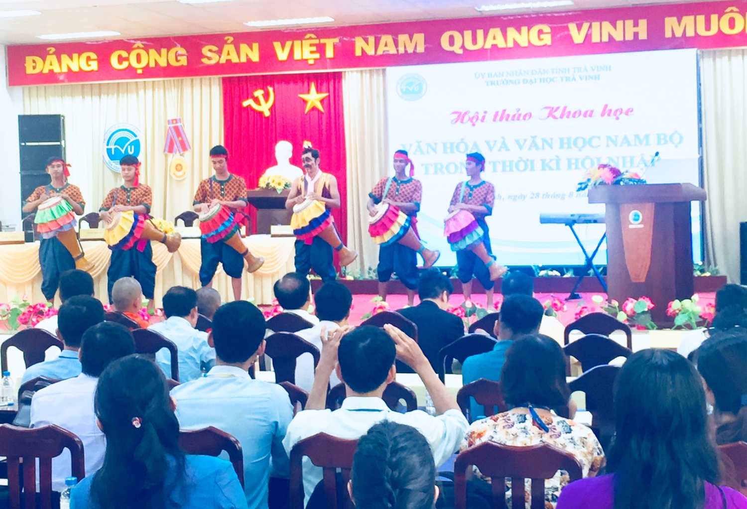 Một tiết mục văn hóa Khmer Nam bộ được phục dựng biểu diễn tại Hội thảo Khoa học. (Ảnh: Hồng Phúc).