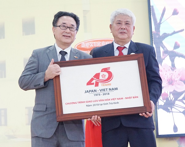 Ông Đồng Văn Lâm, Chủ tịch UBND tỉnh Trà Vinh tặng quà lưu niệm cho ngài Jun-ichi Kawaue, Tổng Lãnh sự Nhật Bản tại Thành phố Hồ Chí Minh.