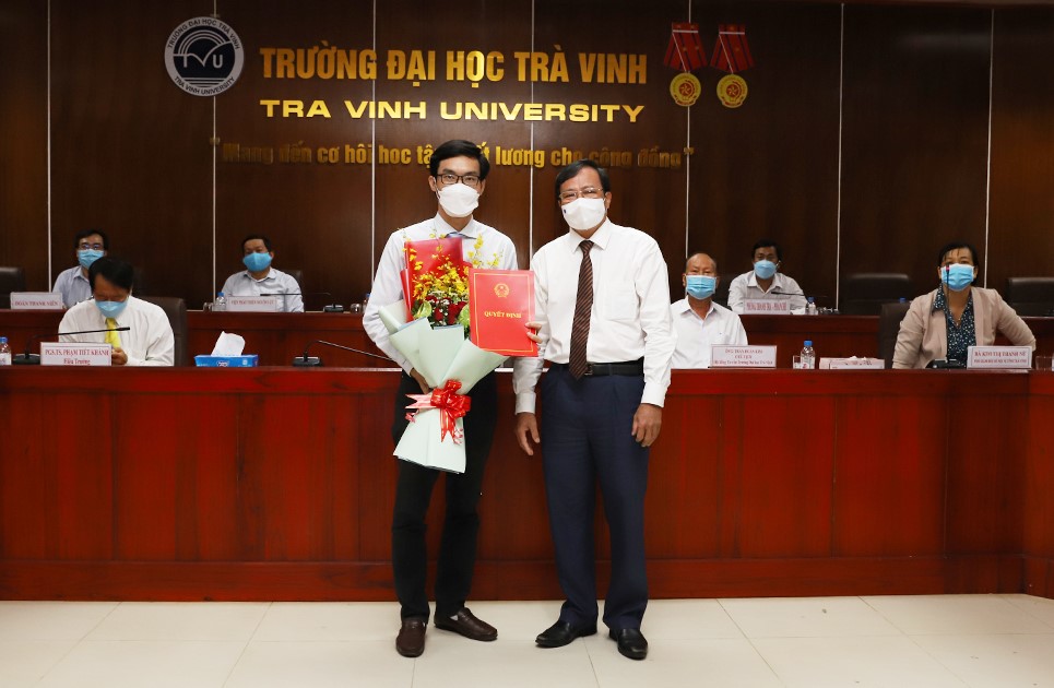Ông Lê Văn Hẳn, Phó Bí thư Tỉnh ủy, Chủ tịch UBND tỉnh Trà Vinh trao quyết định bổ nhiệm Phó Hiệu trưởng Trường Đại học Trà Vinh