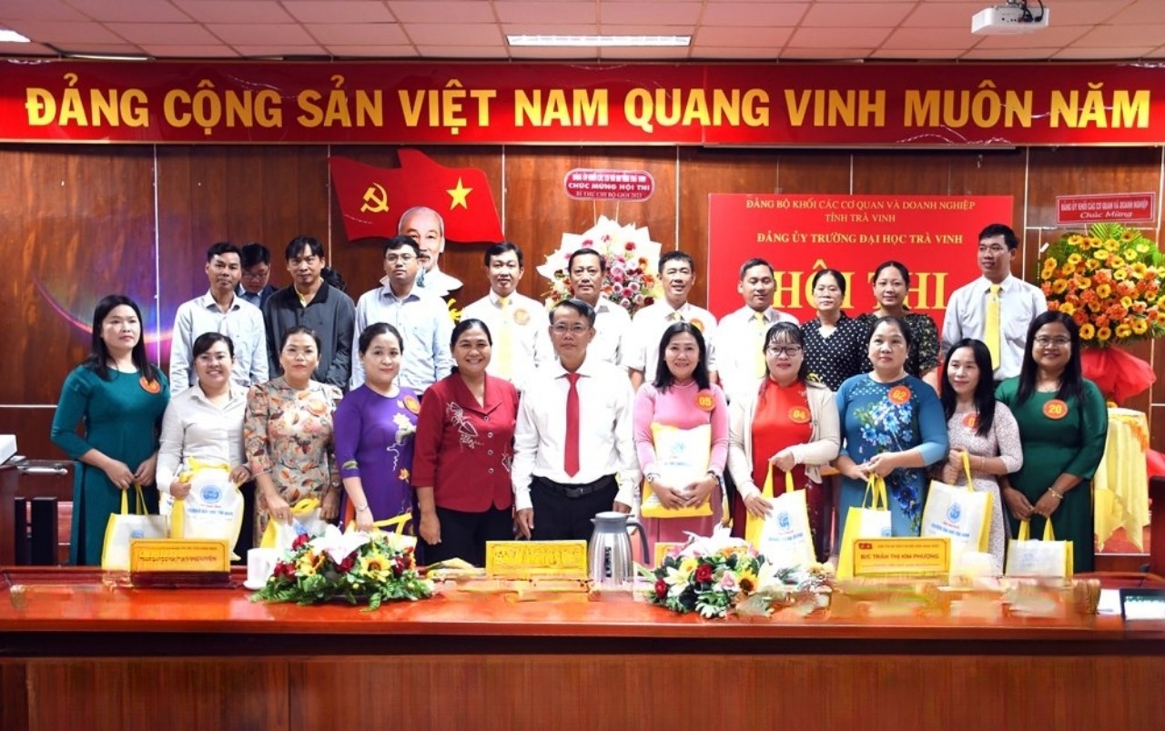 Lãnh đạo Đảng ủy Khối các cơ quan và Doanh nghiệp tỉnh Trà Vinh và Đảng ủy trường tặng quà cho các thí sinh.